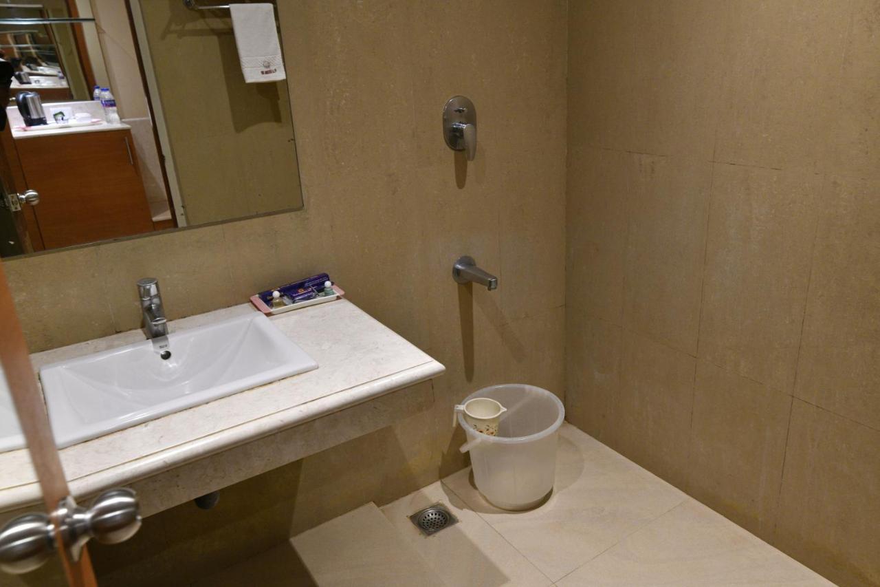 Pla Krishna Inn Tiruchirappalli Buitenkant foto
